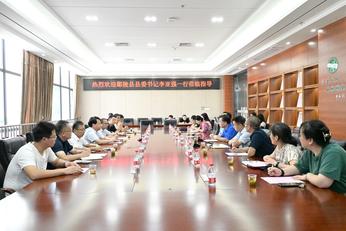 河南省鄢陵县委书记李亚强一行来校推进校地合作(程玉华 摄)