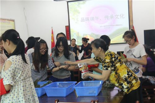 “ 孩子们,吃糖。”