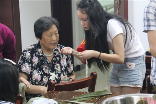 “奶奶,我这样穿线对吗?